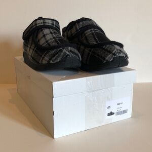 Hammacher Schlemmer Men’s Stabilizing Slipper, Black Plaid, US size 8-8.5, EU 41